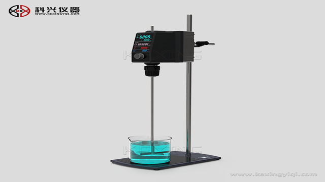 他來了，他來了，他帶著頂置式電動攪拌器走來
